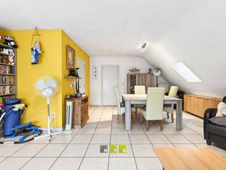 <span><strong>VERHUURD APPARTEMENT MET 2 SLAAPKAMERS TE OPOETEREN<br /><br />TROEVEN:</strong><br />- 2 slaapkamers.<br />- Gunstig energielabel (B).<br />- Parkeerplaatsen buiten.<br />- Ook ideaal als opbrengsteigendom.<strong><br /><br /></strong><strong>GELIJKVLOERS 00:<br /></strong>- Inkomhal: trappenhal naar het appartement, tegelvloer.<strong><br /><br /></strong><strong>VERDIEPING +01 (81,68 m²)<br /></strong>- Hal (2,50 m x 1,97 m + 1,00 m x 1,00 m = 5,92 m²)<br />- Woonkamer (4,00 m x 5,12 m + 4,17 m x 2,91 m = 32,61 m²): tegelvloer.</span><br /><span>- Keuken (4,17 m x 4,00 m =16,68 m²): volledig geïnstalleerde keuken met onder- en bovenkasten, lades, keramische kookplaat, dampkap, oven, tegelvloer.</span><span><br />- Badkamer (1,92 m x 1,90 m = 3,64 m²): ingericht met badkamermeubel met enkele lavabo, aparte douche, aansluiting wasmachine, tegelvloer.<br />- Toilet (1,35 m x 0,98 m= 1,32 m²): zittoilet, tegelvloer.<br />- Slaapkamer 1 (4,84 m x 2,50 m = 12,10 m²): tegelvloer.<br />- Slaapkamer 2 (2,97 m x 3,17 m = 9,41 m²): tegelvloer.</span><br /><br /><span><strong>EXTERIEUR</strong></span><br /><span>Parkeerplaatsen</span>