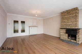 Dit appartement is gelegen in het centrum van Eeklo op de derde verdieping van de statige residentie Molenberg. Door de jaren heen werd het appartement opgefrist maar de mogelijkheid bestaat nog steeds om uw eigen touch te geven.<br /><br />Bij het binnenkomen springt de ruime woonkamer in het oog met veel natuurlijk lichtinval dankzij het grote schuifraam dat toegang geeft tot het balkon vooraan. Vanop het balkon is er een ruim zicht tot aan de kerk van Eeklo. De woonkamer is tevens voorzien van een gezellige open haard. Achteraan bevinden zich 2 volwaardige slaapkamers waarvan de master bedroom ook nog een eigen ruim terras heeft met een heerlijke zuidwest oriëntatie. <br /><br />In de kelderverdieping is er een private berging voorzien en er is de mogelijkheid om een garagebox bij te kopen achteraan de residentie.<br /><br />Indeling:<br />- inkomhal<br />- royale woonkamer met veel lichtinval <br />- apart deels ingerichte keuken<br />- praktische berging<br />- apart toilet<br />- badkamer met badkamermeubel en ligbad<br />- 2 slaapkamers<br />- terras vooraan en achteraan met open zichten<br />- privatieve kelderberging<br />- mogelijkheid tot aankoop garagebox<br /><br />Het appartement beschikt tevens over een energiezuinig EPC B-label en is vrij bij akte!<br /><br />Centrale verwarming op aardgas met een collectieve CV-ketel.<br /><br />Kom dit charmante appartement met veel mogelijkheden zelf ontdekken en maak snel uw afspraak!<br />09/377 31 77 - vastgoed@aclea.be<br />