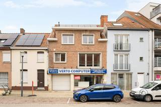 Op een uitstekende commerciële ligging in het centrum van Stasegem bevindt zich deze veelzijdige eigendom waar wonen en werken perfect gecombineerd kunnen worden. Dit pand omvat een ruime handelsruimte op het gelijkvloers én een lichtrijke woonst met 3 slk, garage en uitzonderlijk groot terras.

De handelsruimte geniet van een topligging met constante passage en sterke visibiliteit. Dankzij de grote, vrij indeelbare ruimtes zijn de mogelijkheden hier eindeloos: ideaal voor zowel starters als gevestigde zelfstandigen die hun eigen concept willen uitbouwen op een strategische locatie met toekomstgericht potentieel. Bovendien kan de handelsruimte desgewenst perfect (gedeeltelijk of volledig) geïntegreerd of uitgebreid worden bij de woonst, wat dit pand extra interessant maakt voor wie op zoek is naar flexibiliteit.

Op de verdieping bevindt zich een aangename en lichtrijk duplex appartement met een ruimtelijk gevoel. Het duplex appartement beschikt over leefruimte, met keuken en groot terras, op de tweede verdieping vinden we drie volwaardige slaapkamers en een volledig vernieuwde badkamer. De garage zorgt voor extra comfort en praktische meerwaarde.

Een eigendom met visibiliteit, ruimte, flexibiliteit én potentieel op een absolute toplocatie.

Troeven: centrale commerciële ligging, vrij indeelbare handelsruimte , mogelijkheid tot uitbreiding/integratie van handel naar woonst, uitzonderlijk groot terras, garage aanwezig en een gunstig EPC

Interesse? feline@immobeguin.be