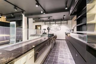 Mooi recent vernieuwde handelszaak met woonst (4 slk en terras), en handige grote garage (ideaal voor laden en lossen). Centrale commerciële ligging. INDELING: recent vernieuwde slagerij, extra keuken, berging en opslag, kelder. Handige achterliggende garage. Woning bestande uit de leefruimte, keuken, toilet, badkamer en 4 slaapkamers. Leuk aangenaam zonneterras. IDEAAL voor zelfstandige. Bezoek na afspraak met Immo Beguin: arne@immobeguin.be