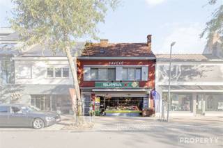 Unieke opportuniteit in het hart van Hulste! Deze veelzijdige eigendom combineert wonen en ondernemen op een toplocatie. Het pand bestaat uit...