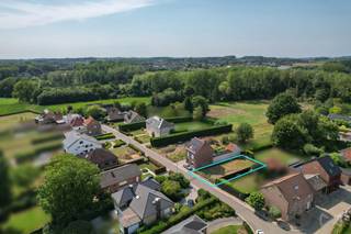 <p><span>Vous rêvez de construire sans partir de zéro ? Ce terrain à bâtir de 355 m² situé dans une rue calme et sans issue à Boutersem est proposé comme une opportunité de construction entièrement préparée.<br /><br /></span><span>De nombreux travaux préparatoires ont déjà été réalisés avec soin. Des plans d'architecte ont été élaborés, un entrepreneur a été prévu pour le gros œuvre et des devis pour la toiture et la menuiserie sont prêts. Des documents pratiques tels que le métré, le certificat de sol et les sondages font également partie du dossier. Cela vous offre, en tant qu'acheteur, une base solide et une vision claire des possibilités et du budget.<br /><br /></span><span>Le terrain est destiné à une construction semi-ouverte avec une largeur de façade de 10 mètres et une surface habitable brute d'environ 240 m². Grâce à son orientation favorable, vous bénéficiez d'un éclairage naturel optimal. De plus, tous les services publics sont déjà présents.<br /><br /></span><span>L'emplacement allie calme et accessibilité : dans une impasse sans circulation, entouré de nature et de sentiers de randonnée, tout en étant à quelques pas des commerces, des écoles et des transports en commun. Louvain et Tirlemont sont facilement accessibles, ce qui rend ce terrain à bâtir particulièrement attrayant pour les familles et les couples qui souhaitent vivre dans un endroit central mais verdoyant.<br /><br /></span><span>En bref, un projet parfaitement préparé, avec la possibilité de l'adapter à vos besoins en matière de logement.</span></p>