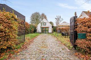 Achter de toegangspoort van deze eigendom ontdek je een woning met sterke basis en vooral veel mogelijkheden. Dankzij het perceel van 513 m² en...