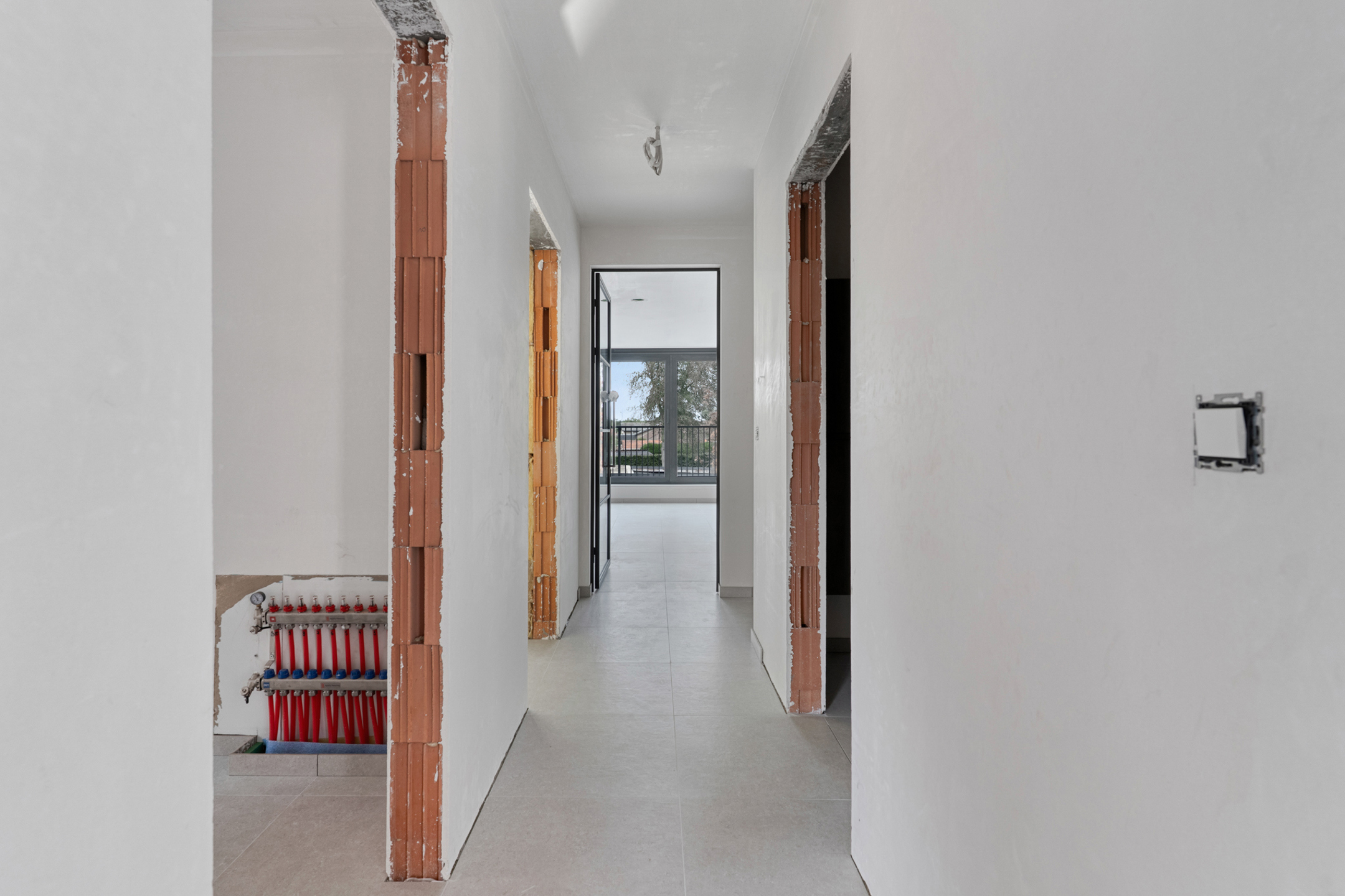 Hoogwaardig afgewerkt nieuwbouw appartement met 2 slaapkamers, terras en carport - foto 4