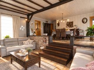<p><span>Laagbouwwoning op een mooi perceel van 1.268 m² rustig gelegen met tal van mogelijkheden</span><span><br /><br />Op zoek naar een ruime woning met een grote tuin, voldoende parkeergelegenheid én extra ruimte voor een zelfstandige activiteit of hobby? Dan is deze goed onderhouden laagbouwwoning uit 1976 zeker het ontdekken waard.<br /><br />De woning is gelegen op een ruim perceel van 1.268 m² en beschikt over een bewoonbare oppervlakte van circa 165 m². Dankzij de ligging in een doodlopende straat geniet u hier van een rustige woonomgeving, terwijl winkels, scholen, openbaar vervoer en natuur in de nabije omgeving te vinden zijn.<br /><br />Bij het binnenkomen beschikt de woning over een gezellige en ruime leefruimte, die een aangename plek vormt om te ontspannen en samen te genieten. Vanuit de leefruimte is er rechtstreeks toegang tot de geïnstalleerde keuken, die praktisch aansluit op de leefruimtes. <br /><br />Een bijkomende troef is de ruime veranda, waar u in alle rust kunt genieten van het zicht op de mooie, groene tuin. Dankzij de aangename lichtinval vormt deze ruimte een heerlijke plek om te genieten van de tuin en de buitenomgeving, zowel in de zomer als tijdens de tussenseizoenen.<br /><br />Er zijn twee ruime slaapkamers. Een van deze kamers wordt vandaag gebruikt als bergruimte/wasruimte, maar kan eenvoudig opnieuw ingericht worden als tweede slaapkamer, bureau, hobbyruimte of polyvalente kamer.<br /><br />De badkamer is uitgerust met zowel een bad als een douche, evenals een toilet.<br /><br />Een belangrijke troef is de riante garage, die momenteel ingericht is als werkruimte. Deze ruimte biedt heel wat mogelijkheden en is bijzonder interessant voor een zelfstandige die nood heeft aan extra werk-, opslag- of stockageruimte. Ook voor hobbyisten of wie graag extra bergruimte ter beschikking heeft, is dit een sterke meerwaarde.<br /><br />Daarnaast beschikt de woning over een ruime oprit, waardoor er voldoende plaats is voor meerdere voertuigen.<br />De tuin en het terras zijn zuidoostelijk georiënteerd, waardoor u optimaal kunt genieten van de buitenruimte en van de ochtend- en middagzon. Het grote perceel biedt bovendien heel wat mogelijkheden voor wie houdt van tuinieren, ontspanning of extra buitenruimte.</span><span><br /><br />Vergunde plannen en bijgebouwen</span><span><br /><br />Achteraan links op het perceel bevindt zich een bijgebouw van circa 3,30 m x 6,60 m, gelegen op ongeveer 3 meter van de linker perceelsgrens en circa 5 à 6 meter van de achterste perceelsgrens, waarvoor volgens de beschikbare informatie een vergunning werd verleend. Voor de overige bestaande bijgebouwen dient de vergunde toestand verder te worden nagegaan.<br /><br />Deze ruime woning biedt een combinatie van ruimte, rust, een groot perceel, een zuidoostgerichte tuin, een ruime oprit en een riante garage/werkruimte. Dankzij de indeling en de beschikbare ruimte zijn er bovendien verschillende mogelijkheden om de woning verder aan te passen aan uw persoonlijke woon- of werksituatie.<br /><br />Interesse? Ontdek tijdens een bezoek zelf de ruimte, mogelijkheden en rustige ligging van deze woning.</span></p>