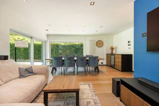 <p>Op een rustige en residentiële locatie te Schilde, bevindt zich deze verzorgde gelijkvloerse woning op een volledig afgesloten perceel. <br />De woning combineert comfortabel gelijkvloers wonen met ruime bijgebouwen en biedt tal van mogelijkheden voor wonen, werken, hobby of co-housing.<br /><br /><strong>GELIJKVLOERS</strong><br /><strong>Inkomhal 6m²</strong> op parket met ingebouwde vestiairekast.<br /><strong>Woonkamer 29m²</strong> op parket, voorzien van airconditioning voor verwarming en koeling.<br /><strong>Keuken 12m²</strong> op parket, uitgerust met vaatwasser, inductiekookplaat met grill, Amerikaanse Samsung-koelkast met diepvries, Siemens microgolfoven, Siemens heteluchtoven en dubbele spoelbak.<br /><strong>Nachthal 8m²</strong> met toegang tot het afzonderlijke nachttoilet met handenwasser, de slaapkamers en badkamer.<br />De<strong> 1ste slaapkame</strong>r van <strong>11m²</strong> op parket, is eveneens voorzien van airconditioning voor verwarming en koeling.<br /><strong>2de slaapkamer</strong> <strong>10m²</strong> op parket.<br /><strong>Badkamer 8m²</strong> met ligbad, douche, dubbel lavabomeubel met spiegelkasten en toilet.<br /><strong>Wasplaats 6m²</strong> op parket.<br /><strong>Kruipzolder </strong>voor extra bergruimte.<br />Verzorgde, volledig afgesloten tuin met zuidoostelijke oriëntatie.<br /><strong>Terras van 19m²</strong> op tegel en <strong>2de terras van 39m²</strong> op Bankirai.<br />Automatische toegangspoort voor extra privacy en comfort.<br /><br /><strong>BIJGEBOUWEN</strong><br /><strong>Bijgebouw van 28m²</strong> op tegel, ingericht als praktijk- of polyvalente ruimte, voorzien van elektrische verwarming.<br /><strong>Ruime garage van 86m²</strong> op beton, voorzien van <strong>2 poorten</strong>, plaats voor <strong>4 wagens </strong>en een smeerput. Ideaal voor zelfstandigen, hobbyisten, autoliefhebbers of wie veel werk- en bergruimte nodig heeft.<br /><br /><strong>BIJZONDERHEDEN</strong><br />Verwarming op aardgas, thermostatische kranen, elektrische rolluiken in PVC en videofoon.<br />Zonnepanelen van 4 kW en bijkomende installatie van 2,6 kW. Groene stroomcertificaten van € 350 per certificaat, 4x per jaar, tot en met 2030. Huidige verbruikskosten ca. € 120 per maand.<br /><strong>De vermelde “bewoonbare oppervlakte” is gebaseerd op de “bruikbare vloeroppervlakte” zoals vermeld in het EPC.</strong><br /><br /><strong>POSITIEVE PUNTEN</strong><br />EPC-label “A”<br />Zonnepanelen<br />2 ruime bijgebouwen<br />Volledig gelijkvloerse woning<br />Zuidoost georiënteerde tuin<br />Garage voor meerdere wagens<br />Ideaal voor wonen, werken, hobby of co-housing</p>
