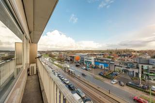 Het appartement is gelegen op de bruisende Bredabaan en heeft een geniale bereikbaarheid.Openbaar vervoer (tram en bus) voor de deur, op- en afrit...
