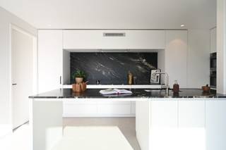 <strong>Compromis in opmaak </strong><br /><br />Dit exclusieve penthouse van ca. 160 m² is gelegen in een prestigieuze nieuwbouwresidentie aan de kerk van Strijpen en op slechts 2 km van het centrum van Zottegem. De ligging combineert rust met bereikbaarheid, met een bushalte op slechts 100 meter en alle voorzieningen zoals winkels, scholen en recreatie binnen handbereik.<br /><br />Het appartement strekt zich uit over twee verdiepingen en biedt op de eerste verdieping een royale leefruimte met open keuken, twee volwaardige slaapkamers, een stijlvolle badkamer met ligbad en inloopdouche, een afzonderlijk toilet en een praktische berging. Op de bovenverdieping bevindt zich de masterbedroom met extra zolderruimte, een tweede badkamer en een bijkomend toilet. Het zuidgerichte terras van ca. 13 m² vormt een naadloze verlenging van de leefruimte en biedt een weids uitzicht over de Vlaamse Ardennen.<br /><br />De afwerking is van uitzonderlijke kwaliteit, met maatwerk in keuken en badkamers, hoogwaardige materialen zoals Corian en kwartsiet, gelakte blokdeuren met onzichtbare scharnieren… Elk detail is ontworpen met oog voor comfort en esthetiek. Dankzij de BEN-classificatie, een uitzonderlijk laag E-peil van 13, geothermische warmtepomp met passieve koeling, ventilatiesysteem D met warmteterugwinning, zonnepanelen (4x450WP) en regenwaterrecuperatie geniet u van een uiterst energiezuinig woonklimaat.<br /><br />Bij het appartement hoort een garagebox (€32.000) en een kelderberging (€8.500), ideaal voor veilige parking en extra opslag.<br /><br /><em>Vakkundig geschilderd/ Delta Light inbouwspots/ Videofonie met gsm-connectie/ Voorzieningen voor laadpaal in garage/ Automatische zonnescreens/ Superisolerende beglazing met aluminium schrijnwerk.</em><br /><br /><strong>Verlaagd BTW-tarief van 6% mogelijk op de volledige constructiewaarde. Ook mogelijk voor investeerders als het appartement minstens 15 jaar verhuurd wordt aan een natuurlijke persoon.</strong><br /><br />Wenst u dit unieke penthouse zelf te ervaren? Neem gerust contact op via leticia@landbergh.be of bel ons op 09 225 25 24 voor een vrijblijvende bezichtiging. We verwelkomen u graag.