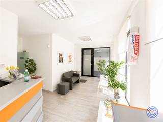 <p><span>Informatie handelspand:</span></p><p><span>Op een uitstekende locatie in het bruisende Eilandje, aan de Kribbestraat 8 te Antwerpen, bevindt zich deze instapklare commerciële ruimte op het gelijkvloers. Het pand is momenteel ingericht als tandartspraktijk en zoekt een overnemer. Dankzij de praktische indeling, hoogwaardige afwerking en representatieve uitstraling leent de ruimte zich echter ook perfect voor diverse andere professionele activiteiten, zoals een medische praktijk, kantoor, schoonheidsinstituut, consultancy of andere commerciële doeleinden. Bij het binnenkomen van het pand wordt u verwelkomd in een ruime en stijlvolle wachtruimte met receptiebalie, comfortabele zitplaatsen en een speelhoek voor kinderen. De grote raampartijen zorgen voor veel natuurlijke lichtinval en creëren een open, aangename werkomgeving. Bijzondere extra troeven zijn de ruime privatieve tuin aan de achterzijde, die extra mogelijkheden biedt en zorgt voor een aangename buitenruimte een zeldzame meerwaarde voor een commerciële unit in de stad alsook de grote berging die erbij hoort. Met een EPC-score A geniet u bovendien van een energiezuinige en comfortabele werkplek. De centrale ligging in een dynamische buurt combineert uitstekende bereikbaarheid met een professionele uitstraling. Een ideale opportuniteit voor wie op zoek is naar een instapklare, goed onderhouden commerciële ruimte op een toplocatie in Antwerpen.</span></p><p><span> </span></p><p><span>Indeling</span></p><ul><li><span>Oppervlakte van ca. 113m².</span></li><li><span>Ruime inkom met wachtruimte.</span></li><li><span>Praktijkruimte aansluitend aan tuintje.</span></li><li><span>2de praktijkruimte aansluitend aan tuintje.</span></li><li><span>2 Toiletruimtes met lavabo's .</span></li><li><span>Kelder op -1</span></li><li><span>Mogelijke invulling: </span><span>medische praktijk, kantoor, schoonheidsinstituut, consultancy,....</span><span>.</span></li><li><span>EPC A.</span></li><li><span>Verwarming via radiatoren. </span></li></ul><p><span> </span></p><p><span>Algemene informatie</span></p><ul><li><span>Huurprijs: 1850 EUR/maand + 65 EUR/maand gemeenschappelijke kosten .</span></li><li><span>Per direct beschikbaar.</span></li><li><span>Onroerende voorheffing ten laste van de huurder: ca. 1.000 EUR/jaar.</span></li></ul><ul><li><span>Commissie ten laste van de huurder: 15% van de jaarhuur excl. Btw.</span></li></ul><ul><li><span>Individueel verbruik van gas, water en elektriciteit. </span></li><li><span>Waarborg: 6 maanden.</span></li><li><span>Opmaak plaatsbeschrijving is bespreekbaar. </span></li></ul><p><span> </span></p><p><span>Gebouw</span></p><ul><li><span>In 2015 gezette nieuwbouw.</span></li><li><span>Handelspand op gelijkvloers met 11 bovenliggende appartementen.</span></li></ul><p><span> </span></p><p><span>Ligging</span></p><ul><li><span>Ideale ligging aan het eilandje.</span></li><li><span>Interessante ligging voor diverse commerciële activiteiten. </span></li></ul><p><span> </span></p><p><span>*De informatie in deze prospect is ter informatieve titel: de kandidaat-huurders moeten hun eigen zaak maken van het verkrijgen, controleren en interpreteren van deze informatie.</span></p>