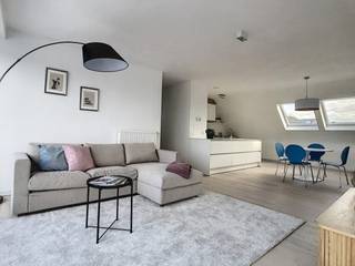 Dit prachtig en ruim appartement bestaat uit: inkomhal met toilet, ruime berging, living met open ingerichte keuken (met fornuis,...