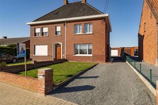 <p><strong>HALFOPEN WONING MET GARAGE OP 464M² OP TOPLIGGING IN DENTERGEM</strong></p><p><span>Ben je op zoek naar een centraal gelegen halfopen woning met uiterst rustige ligging en landelijke verzichten? Dan is dit je kans!</span><br /><span>Deze halfopen woning is gelegen in de Kapittelstraat 26 (zijstraat van de Varingstraat) en geniet een uiterst rustige ligging, doch dicht bij bakker, slager, school, bibliotheek, winkels en invalswegen.</span><br /><span>Zowel vooraan als achteraan kan men het perceel bereiken en geniet men van een prachtig landelijk zicht. </span></p><p><span><strong>INDELING: </strong></span><br /><span>We komen binnen in de inkomhal die rechtstreeks toegang biedt tot zit-en eetplaats. De leefruimtes hebben grote raampartijen die voor veel natuurlijk lichtinval en een mooi zicht zorgen. De leefruimte vooraan is ideaal voor een vrij beroep of thuiskantoor.</span><br /><span>Via de leefruimte achteraan komen we terecht in de keuken (kookplaat | dampkap | spoelbak) met aansluitend de veranda en badkamer (bad | toilet | lavabo met meubel)</span><br /><span>Tot slot hebben we via de leefruimte eveneens toegang naar de droge kelder. </span><br /><span>Op het eerste verdiep is er een overloop naar 3 slaapkamers. </span><br /><span>Ook het tweede verdiep is toegankelijk via vaste trap en geniet alvast 1 slaapkamer en een zolderkamer.</span><br /><span>Rondom de woning is er een grote tuin met garage en tuinhuis die zowel vooraan als achteraan toegankelijk zijn.</span></p><p><span><strong>TROEVEN: </strong></span><br /><span>- TOPLIGGING</span><br /><span>- TOEGANKELIJK VOOR-ALS ACHTERAAN</span><br /><span>- 4 SLAAPKAMERS</span><br /><span>- GARAGE</span></p>