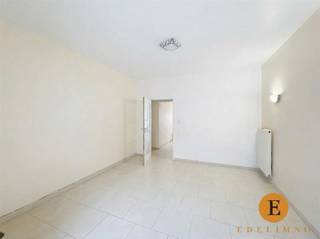 <p><span>Te renoveren eengezinswoning met potentieel.</span></p><p><span>Ontdek deze charmante te renoveren eengezinswoning met stadstuintje, ideaal voor wie graag zijn eigen woonproject vormgeeft. Gelegen in het centrum, op wandelafstand van bushalte en treinstation, biedt deze woning een uitstekende bereikbaarheid en alle voorzieningen binnen handbereik.</span></p><p><span>Op het gelijkvloers vind je een gezellige voorplaats, gevolgd door een ruime woonkamer met aansluitend een open keuken. Achteraan bevinden zich een badkamer die gecombineerd werd met een wasplaats en douche, en toegang tot het knusse stadstuintje perfect voor wie graag buiten vertoeft.</span></p><p><span>De eerste verdieping beschikt over twee volwaardige slaapkamers, ideaal voor een klein gezin, thuiskantoor of hobbyruimte.</span></p><p><span>Deze woning biedt een unieke kans om volledig naar eigen smaak te renoveren en om te vormen tot een warme, hedendaagse thuis op een toplocatie.</span></p><p><span>Interesse? Mis deze opportuniteit niet en plan vandaag nog je bezoek!</span></p>