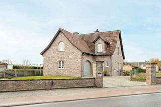 <p>Welkom in deze charmante en uitstekend onderhouden vrijstaande woning. Alles wat een modern gezin nodig heeft: 4 kamers (3 volwaardige slaapkamers en een extra kinder- of bureauruimte), een ruime oprit, inpandige garage en een onderhoudsvriendelijke tuin met terras. De woning is volledig onderkelderd met een kruipkelder. Bij het betreden van de woning komt u binnen in een stijlvolle inkomhal met apart gastentoilet. Van hieruit bereikt u de gezellige en lichtrijke leefruimte, grote raampartijen met veel lichtinval en een mooi zicht op het terras en de tuin. In het zitgedeelte zorgt een houtkachel in speksteen, gecombineerd met een vast tv-meubel in blauwe hardsteen, voor extra sfeer en warmte.</p>
<p>Aansluitend vindt u de recent vernieuwde, moderne keuken, volledig uitgerust met kwalitatieve inbouwtoestellen en een praktisch kookeiland dat naadloos overgaat in een vaste eettafel. De inpandige garage bijkomende veel bergruimte. Op de eerste verdieping bevindt zich een ruime nachthal met toegang tot 4 kamers, verzorgde badkamer met ligbad, douchecabine, meubel met dubbele lavabo en toilet. De zolderverdieping is bereikbaar via een zolderluik met uitschuifbare trap (momenteel extra opbergruimte/bijkomende kamer). Buiten geniet u van een ruime parkeermogelijkheid aan de voorzijde, een gezellig deels overdekt terras en een praktische houten tuinberging. EPC: 204 kWh/m² – Label C (geen renovatieverplichting en 20 zonnepanelen). Meer info? Een bezoek? Bel Jordi 0477/32.61.53</p>