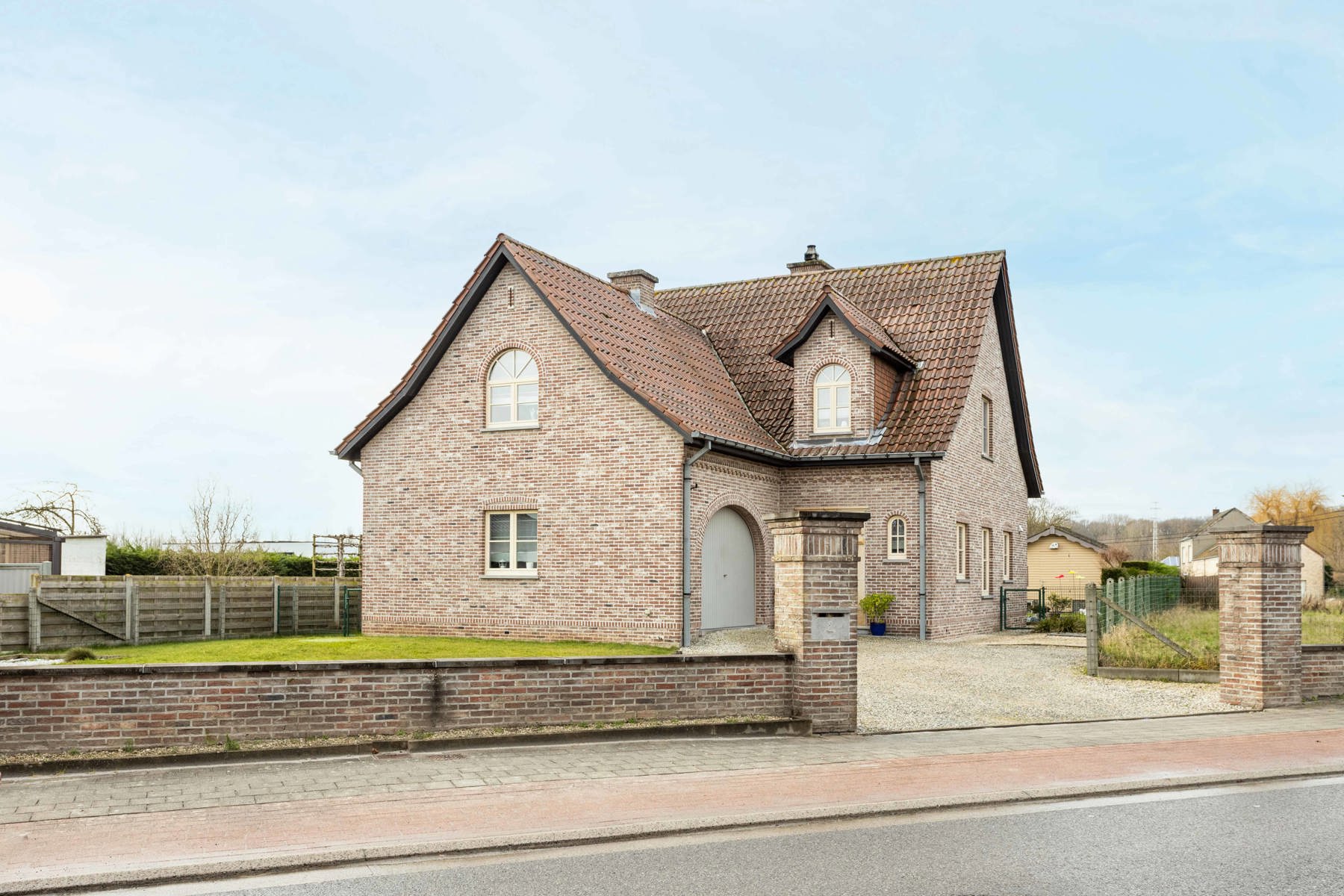 Instapklare vrijstaande woning met 4 kamers, garage en tuin - foto 2