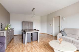 This ready-to-move-in apartment of 82 m² is located on the 2nd floor of a well-maintained building (no elevator) in a convenient location near the center of Sint-Pieters-Leeuw. Thanks to its good accessibility, shops, amenities, and important connecting roads are easily within reach.<br /><br />The apartment is in good condition and has a pleasant and practical layout.<br />Layout: entrance hall, living room with closed kitchen (fridge, oven, hob, extractor hood, dishwasher), 2 bedrooms, bathroom with bath/shower and sink, separate toilet, and a balcony. Additionally, there is a spacious private cellar and a parking space included with the apartment.<br /><br />Interested? Contact us at stephanie@woonkantoor.be or 0477 81 67 75.