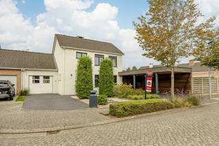 <p>Palton troeven:</p>
<p>- Instapklaar<br />- Gunstige EPC-score<br />- Zonnepanelen<br />- Gelijkvloers wonen mogelijk<br />- Rustige ligging nabij centrum<br /><br />Welkom bij Hulstbos 24. Deze instapklare gezinswoning op een mooi perceel van 501 m² combineert comfort, ruimte en gezelligheid met een prachtig aangelegde, omheinde tuin. Bij het binnenkomen verwelkomt de inkomhal u met een gastentoilet, vestiaire en vaste trap naar de eerste verdieping. <br />De inkomhal brengt u tevens tot aan de sfeervolle woonkamer. Deze is ingericht met een gezellige zithoek en een eetgedeelte. Aansluitend aan de eetruimte bevindt zich een ruime uitbouw met grote raampartijen. Dankzij de vele lichtinval is dit een heerlijke, veelzijdige ruimte die naar wens kan worden ingericht als extra leefruimte, thuiswerkplek, speelkamer of hobby ruimte. De uitbouw is voorzien van vloerverwarming wat zorgt voor extra comfort. De keuken is uitgerust met een keramische kookplaat, combi-oven, vaatwasser, dampkap en natuurstenen werkblad. Door haar centrale ligging behoudt u vanuit de keuken een mooi zicht op zowel de leefruimte van de woning als op de tuin aan de achterzijde. Grenzend aan de keuken bevindt zich een praktische berging en een doucheruimte met lavabo in meubel, douche en aansluiting voor wasmachine en droger. Op het gelijkvloers bevindt zich tevens een ruime slaapkamer. Dit biedt niet alleen extra wooncomfort maar is ook bijzonder geschikt voor wie gelijkvloers wonen belangrijk vindt.<br /><br />Op de eerste verdieping bevinden zich vier slaapkamers (ca. 16, 16, 12 en 9m²) welke via de nachthal te bereiken zijn. De badkamer op deze verdieping is ingericht met een bad, douche, dubbele lavabo en toilet. Vanuit de nachthal heeft u toegang tot de bergzolder.<br /><br />De volledig omheinde tuin is recent opnieuw aangelegd. Ook is deze perfect geschikt om heerlijke avonden in te beleven. Er bevindt zich onder andere een overdekte terras met buitenkeuken en nog een apart terras met praktisch tuinhuis. Vanuit de tuin is er een directe toegang tot de carport ( niet vergund). Tevens zijn er nog twee staanplaatsen.<br /><br />Bent u opzoek naar een instapklare woning met vijf slaapkamers, gunstig EPC, een heerlijke tuin op een rustige locatie?<br />Neem dan snel contact op via Judith@palton.be of bel naar 0032492- 78 31 74.</p>