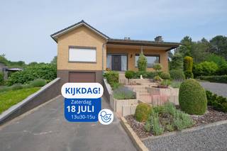 <p><span>Wil je </span><strong>graag aanwezig zijn op de kijkdag van zaterdag 18 juli (13u30-15u)?</strong><span> Bevestig dan jouw aanwezigheid </span><strong>via mail naar kijkdag@immohuismus.be</strong><br /><br />Deze uiterst verzorgde woning, op een perceel van meer dan 11 are, bevindt zich op een rustige en gunstige locatie, met een vlotte verbinding naar Tessenderlo en Diest. Door de licht verhoogde ligging geniet je van een aangenaam open gevoel en een mooi uitzicht op het omliggende groen.</p>
<p><em>Ligging</em><br />Gelegen vlakbij de levendige dorpskern van Engsbergen, met scholen, winkels en belangrijke invalswegen binnen handbereik.<br />De <strong>perceeloppervlakte bedraagt 1.140 m²</strong> (11a 40ca).<br />Engsbergen is gelegen tussen enkele mooie natuurgebieden die zich lenen voor uitstekende wandelingen.</p>
<p><em>Indeling</em><br />Ruime inkomhal, lichtrijke leefruimte, geïnstalleerde keuken, <strong>3 slaapkamers</strong> en een badkamer. Daarnaast beschikt de woning over een <strong>volledige kelderverdieping met inpandige garage</strong>.</p>
<p><em>Beschrijving</em><br />Deze goed onderhouden woning biedt een <strong>praktische en aangename indeling met voldoende ruimte</strong> voor het hele gezin.<br />De ruime leefruimte geniet van veel natuurlijke lichtinval en sluit aan op de geïnstalleerde keuken. Dankzij de doordachte indeling beschikt de woning over een comfortabel en functioneel ruimtegevoel.</p>
<p>Verder zijn er 3 volwaardige slaapkamers aanwezig, ideaal voor een gezin, een thuiswerkruimte of hobbykamer.</p>
<p>Een extra troef is de volledige onderkeldering van de woning. Hierdoor beschik je over heel wat bergruimte en een praktische inpandige garage.<br />De ruime tuin biedt voldoende plaats om in alle rust van het buitenleven te genieten.</p>
<p><em>Energie</em><br />EPC met label E bedraagt 446 kWh/(m² jaar).<br />De verwarming gebeurt via centrale verwarming op stookolie.</p>
<p>Kom je graag langs? Contacteer makelaar Yannick via info@immohuismus.be of bel 0476 49 06 72.</p>