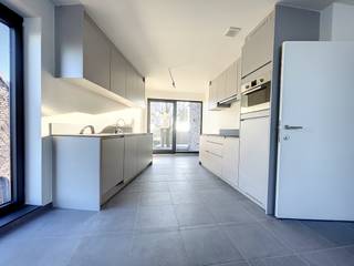 Recent (bouwjaar 2022) appartement in het centrum van Kaprijke op wandelafstand van winkels, school, horeca, ... én vlotte verbinding via E34.<br /><br />Het moderne appartement is zeer energiezuinig en praktisch ingericht. <br /><br />Indeling: inkomhal met toilet, eet-en leefruimte met geïnstalleerde keuken, berging en terras. Op de verdieping zijn er nog 2 ruime slaapkamers en een badkamer.<br /><br />Achteraan is er een garage met automatische poort inbegrepen. <br /><br />Vrij vanaf 1/12/2026.<br /><br />Huurprijs is 900 euro/maand + 20 euro gemeenschappelijke kosten/maand. <br /><br />Interesse? Contacteer ons per mail mét vermelding van uw gsm-nr, op vastgoed@aclea.be