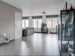 <p>Ruim duplex-appartement in Scherpenheuvel-Zichem</p><p>[[ DIT PAND NEEMT DEEL AAN DE ERA OPEN HUIZEN DAG OP 19/9 VAN 14:30 TOT 15:30 ]]<br />Te koop: duplex-appartement op de eerste en tweede verdieping in het centrum van Zichem, op wandelafstand van tal van voorzieningen.</p><p>Dit eigentijdse en modern afgewerkte appartement uit 2012 biedt maar liefst 169 m² bewoonbare vloeroppervlakte, verdeeld over twee verdiepingen. De lichtrijke leefruimte sluit naadloos aan op de moderne keuken met ontbijthoek. De bureauruimte op de eerste verdieping kan worden afgesplitst als aparte slaapkamer, en de grote dressing boven kan eveneens worden omgevormd tot een volwaardige slaapkamer.Zo zijn er tot vier slaapkamers mogelijk, naargelang uw noden. Met twee terrassen, een carport en EPC-label B woont u hier comfortabel en energiezuinig, zonder renovatieverplichting.</p><p>Troeven:</p><p>Ruim duplex-appartement van 169 m² met eigentijdse afwerking, twee terrassen en carport in het centrum van Zichem.<br />Uitzonderlijk flexibele indeling met mogelijkheid tot drie of zelfs vier slaapkamers, dankzij een splitsbare bureauruimte en een grote dressing.<br />Energiezuinig wonen met EPC-label B en geen renovatieverplichting, op wandelafstand van alle voorzieningen.<br />Maatregelenregister: blanco</p>