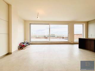 Op zoek naar een unieke woonbeleving met ruimte, licht en comfort? Dit prachtig volledig vernieuwde penthouse-appartement in Eeklo biedt het allemaal – én meer.<br /><br />Dit lichtrijke appartement met 1 slaapkamer werd recent totaal gerenoveerd met oog voor kwaliteit en hedendaagse afwerking. Dankzij de grote raampartijen geniet je van een overvloed aan natuurlijk licht en een aangenaam ruimtelijk gevoel.<br /><br />De absolute troef? Maar liefst twee gigantische terrassen (39m² + 29m²)! Hier geniet je de hele dag door van zon en privacy. Ontbijten in de ochtendzon, aperitieven bij zonsondergang of gewoon heerlijk ontspannen in openlucht.<br /><br />Gelegen op een vlotte locatie in Eeklo, dichtbij winkels, horeca en openbaar vervoer.<br /><br />✔ Volledig vernieuwd<br />✔ 1 ruime slaapkamer<br />✔ Twee uitzonderlijk grote terrassen<br />✔ Veel lichtinval<br />✔ Centrale ligging<br />Een unieke kans voor wie stijlvol en comfortabel wil wonen of een interessante investering zoekt.<br /><br />In de ondergrondse verdieping is een kelderberging inbegrepen in de prijs.<br /><br />Gemeenschappelijke delen: nieuw geïsoleerd dak en gemoderniseerde lift.<br /><br />Contacteer Bonne Vastgoed 7 op 7 via 050/73.73.73 of info@bonnevastgoed.be voor meer info.