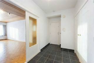 <p><span>Verzorgd gelijkvloers studioappartement met slaaphoek. </span></p><p><span> </span></p><p><span>Indeling: </span></p><p><span>Deze uitzonderlijk grote studio (ca. 60m²) heeft een ruime inkomhall met een bergkast en vestiaire. De woonkamer (op blokjesparket) met slaaphoek oogt verzorgd en meet 6,70 x 6/3,50. De keuken is voorzien van kasten, een vitro-keramische kookplaat en 1,5 spoelbak. In de badkamer een ligbad, lavabo, toilet en tevens plaats voor een wasmachine. </span></p><p><span> </span></p><p><span>Extra info: </span></p><p><span>- Ideaal voor een starter, student, investeerder,...</span></p><p><span>- Privatieve berging inbegrepen.</span></p><p><span>- Gemeenschappelijke kosten: € 129 (C.V., water, syndicus, blokpolis, onderhoud, etc.).</span></p><p><span> </span></p>