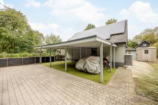 In de groene omgeving van Rommersheide bevindt zich deze gerenoveerde woning in houtskeletbouw, gelegen in woongebied met recreatief karakter.
<p><span>De ruime inkomhal (10m²) doet ook dienst als wasplaats en geeft toegang tot de L-vormige woonkamer (34m²) op tegelvloer met pelletkachel en een open keuken met eiland met vier hoge stoelen, uitgerust met een spoelbak, gasvuur, dampkap, vaatwasser, koelkast en heteluchtoven. <br />Op het gelijkvloers bevindt zich ook de badkamer met inloopregendouche, lavabo in meubel en toilet. <br /><br />Vanuit de woonkamer is er toegang tot het overdekte terras (14m²). Dit terras kan volledig worden gesloten d.m.v. zeilen.</span></p>
<p><span>Op de verdieping geeft de nachthal / bergplaats, afgewerkt met laminaat, toegang tot </span>twee slaapkamers van elk 21m² onder schuin dak<span>. Zowel boven als beneden is airconditioning voorzien. De woning beschikt bovendien over zonnepanelen, met nog vier jaar groenestroomcertificaten.</span></p>
<p><span>Buiten vindt u een terras van 18m² en een volledig omheinde tuin met drie tuinhuizen. Naast de carport voor drie wagens en ruimte voor twee extra wagens op de oprit, is er een bijkomende privéautostaanplaats met gebruiksrecht. Er geldt een vaste kost van € 60 per maand waarvan 40€ provisie voor het waterverbruik en 20€ voor het onderhoud van de gemene delen.</span></p>
<p><span>Extra:</span><br />* Zonnepanelen 2010 met groencertificaten 350 € / 1.000 kWh ( nog 4j 750€ a 1.000€ / jaar )<br />* Airco warm/koud 2019<br />* Badkamer 2016<br />* Carport 2023<br />* Pelletkachel 2016<br />* Warm water elektrische boiler 2024<br />* Tuinhuis 2023<br />* Automatische verlichting oprit</p>