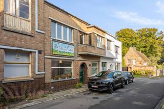 Gelegen in het hart van Oudenaarde, vlakbij natuurdomein Het Spei, bevindt deze woning zich op een rustige locatie op wandelafstand van winkels, scholen, openbaar vervoer en het centrum van de stad. Dankzij de centrale ligging geniet u van een vlotte verbinding naar de omliggende steden en het station, terwijl u toch de rust van een woonwijk ervaart.<br /><br />Deze rijwoning, biedt tal van mogelijkheden voor wie op zoek is naar een renovatieproject met karakter. De woning beschikt over een gezellige koer en een klassieke indeling met:<br />- 3 volwaardige slaapkamers<br />- Een badkamer<br />- Een aparte keuken<br />- Een leefruimte