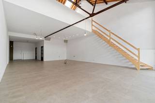 Deze prachtige loft bevindt zich in Loods 23, een hedendaags project uit 2017 in de Dublinstraat te Gent. De centrale ligging zorgt voor een vlotte verbinding met het stadscentrum, terwijl winkels, voorzieningen en tal van gezellige horecazaken in de levendige Muidewijk zich op korte afstand bevinden.<br /><br />De loft is gelegen op de eerste verdieping. Bij het binnenkomen valt meteen de overvloed aan natuurlijk licht op, die de open leefruimte volledig tot zijn recht laat komen. Deze ruimte leent zich perfect als combinatie van woonkamer, eetkamer en keuken. Aansluitend bevindt zich een ruim terras met praktische berging, zonder twijfel één van de absolute troeven van dit pand. De aansluitingen voor een keuken en kookeiland zijn reeds voorzien, waardoor u de inrichting nog volledig naar eigen smaak kan afwerken. Verder beschikt deze verdieping over een gastentoilet en een technische berging.<br /><br />Op de tweede verdieping bevindt zich een polyvalente ruimte, ideaal als bureau, dressing of hobbyruimte. Daarnaast zijn er twee ruime slaapkamers en een badkamer.<br /><br />In de kelderverdieping beschikt u over een extra berging en een privatieve staanplaats, verplicht aan te kopen aan € 45.000.<br /><br />De energiezuinigheid, het open karakter, de grote raampartijen en de vele indelingsmogelijkheden maken van deze loft een unieke woonkans op een toplocatie.<br /><br />Interesse? Contacteer Brent via brent@immofrancois.be voor meer informatie of om een bezoek in te plannen.<br /><br />