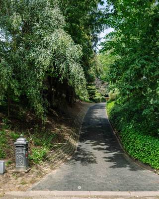 <p><span>Gelegen in het glooiende landschap van het pittoreske Tielrode treft u dit unieke perceel. Via de oprijlaan bereikt u de woning, die centraal op het perceel is ingeplant. Dankzij het niveauverschil ligt de woning hoger ten opzichte van het straatniveau, wat zorgt voor optimale privacy en een aangenaam uitzicht.</span></p><p><span> </span></p><p><span>De belangrijkste troeven in een notendop:</span></p><ul><li><span>Groot perceel van 3.291 m²</span></li><li><span>Pittoresk gelegen in Tielrode, nabij de Durmevallei en de Roomakker</span></li><li><span>Piekfijn onderhouden woning met tal van mogelijkheden</span></li><li><span>Recent voorzien van zonnepanelen</span></li><li><span>Prachtig aangelegde tuin met bos</span></li><li><span>4 slaapkamers en 2 badkamers</span></li></ul><p><span> </span></p><p><span>U betreedt de woning via de inkomhal met gastentoilet. Van hieruit heeft u toegang tot het leefgedeelte, bestaande uit een ruime leefruimte op parket met gezellige zitput, een aparte keuken, berging en bureauruimte.</span></p><p><span>Het nachtgedeelte omvat vier slaapkamers en twee badkamers.</span></p><p><span> </span></p><p><span>Via een vaste trap bereikt u de eerste verdieping, die momenteel is ingericht als zolderruimte met een extra kamer. Daarnaast beschikt de woning over een kruipkelder en twee carports.</span></p><p><span> </span></p><p><span>Door de centrale ligging van de woning op het perceel ontstaat een aangename binnen-buitenbeleving en woont u letterlijk midden in het groen. De volwassen bomen, de fraai aangelegde tuin en het omliggende bos zorgen voor een uitzonderlijk gevoel van rust en privacy.</span></p><p><span> </span></p><p><span>Wenst u deze bijzondere woning zelf te ontdekken? Contacteer Axel Lenaerts makelaars voor een bezoek.</span></p><p><span>Richtprijs: € 699.000</span></p><p><span> </span></p>