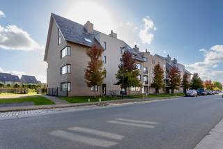 Vraag uw bezoek aan via onderstaande link:<br />https://Vlaemynck.mijnhuurprofiel.be/property/a0bbe1d3-5d88-458d-8f29-6b632533b9fc<br /><br />Op de 3de verdieping van Residentie Ter Steenhove vinden we deze luxueus afgewerkte duplex terug.<br />Gelegen op een boogscheut van het centrum en bereikbaar met de lift of trap. Met een oppervlakte van 156 m² is er geen gebrek aan ruimte!<br /> <br />Indeling van het appartement: <br />Leefniveau omvat een inkomhal met gastentoilet, open keuken, ruime leefruimte met eet- &amp; zithoek en toegang tot het zuidelijk gericht terras, twee bergingen en slaapkamer/bureauruimte met douchekamer.<br /><br />Via de aluminium designtrap bereiken we het slaapniveau, dat twee ruime slaapkamers omvat en een badkamer uitgerust met toilet, dubbel lavabo met meubel en een ligbad. <br /><br />Ondergronds vinden we nog een autostaanplaats en kelderberging. <br /><br />Het appartement is onmiddellijk beschikbaar!<br />De syndicuskosten bedragen € 60 / maand (provisie).<br /><br />Interesse in deze duplex? Maak dan snel een afspraak via het 'Huurdersprofiel'!