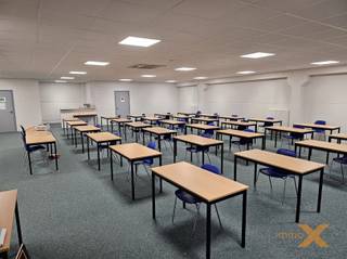 Dit bedrijfsgebouw is gelegen op een toplocatie aan de rand van Gent, nabij oprit R4 en heeft schitterende verbinding naar snelwegen en stadscentrum. MEUBILAIR NIET INBEGREPEN. Kantoorruimte omvat: grote open ruimte, ingerichte keukenruimte (spoeltafel, vaatwas, koelkast met diepvriesvak), technische ruimte/berging, sanitaire ruimte met lavabo en 2 toiletten. Verwarming op aardgas, Airco-verwarmingsinstallatie, Alu ramen met dubbele beglazing, Alarminstallatie, Gepolijste betonvloer met tapijt, Brandbeveiliging, enz. !!! huurprijs is excl. verbruikskosten water-gas-elektr-telefonie-internet enz ... € 60 /maand provisie gemeenschappelijke kosten voor onderhoud van traphal, lift e.d. ABSOLUTE TOPPER !!! BEZOEK MOGELIJK, STEEDS NA AFSPRAAK MET IMMO-X.