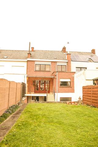 NOSTALGISCHE BEL-ETAGE MET PRACHTIGE ZUIDOOSTELIJK GELEGEN TUIN. Aan de rustige stadsrand van Geraardsbergen vind je in de deelgemeente Overboelare deze oerdegelijke gezinswoning van bouwjaar 1970. Gezien de ouderdom heeft deze woning wat verzorging nodig maar je krijgt er overvolle liefde van terug. De woning is een type bel-étage wat betekent dat de leefruimte zich op de eerste verdieping bevindt en zo geniet van een prachtig zich. Op het gelijkvloers vind je de ruime garage, brede inkomhal, stookruimte en extra berging. Via een achterdeurtje kom je in een paradijselijke tuin bestaande uit verscheidene componenten : maar liefst 140m lang (vanaf de straat). Eerste verdieping met brede en lichtrijke leefruimte alsook een geïntegreerde keuken. Tweede verdieping met badkamer (reeds opgefrist met douche) en dan 3 zeer ruime slaapkamers. Overal betongewelven zodat je in elke ruimte een stevig en geruststellend gevoel hebt. Centrale verwarming via stookolieketel. De constructie werd destijds met veel zorg en oog voor kwaliteit opgebouwd. Bewijs daarvan is  het nog zeer redelijke EPC niveau D. Wil je nog uitbreiden dan is de gigantische zolder iets voor jou. Aandachtspunten bij renovatie zijn : asbestdak, enkel glas, elektriciteit maar de nostalgische elementen en structuur kunnen de liefhebbers zeker behouden. Vraag snel een bezoek in dit populair vastgoed door tel naar het team van vastgoedmakelaar Cedric, die u alle info bij een plaatsbezoek geeft : tel 054 41 25 00 CASAVISTA