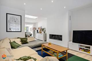 Op een toplocatie in Mechelen bevindt zich deze recent gerenoveerde en instapklare woning met drie slaapkamers en een gezellige stadstuin...