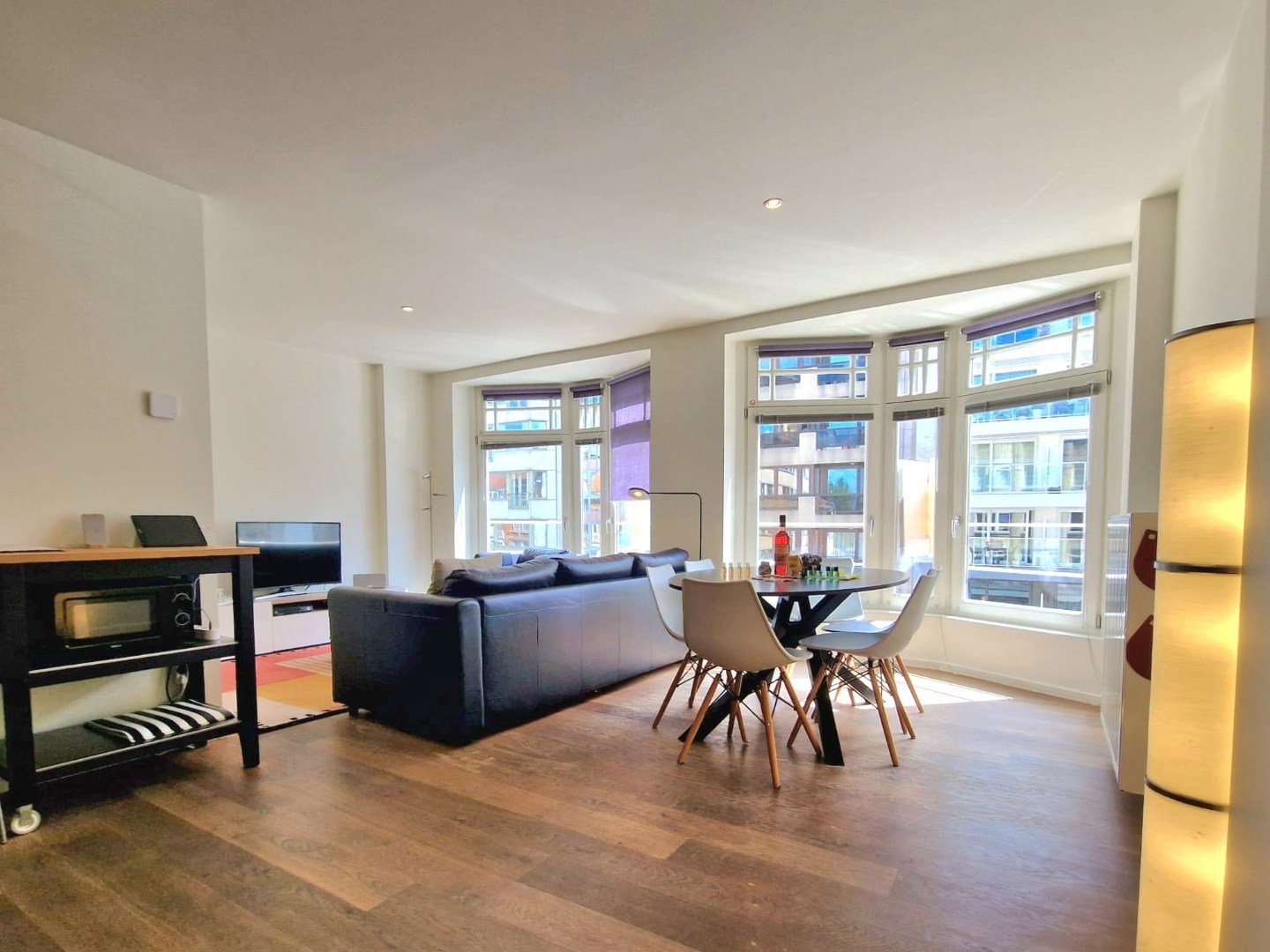 GERENOVEERD APPARTEMENT MET TWEE SLAAPKAMERS CENTRAAL GELEGEN IN DE ZEELAAN TE DE PANNE - foto 2