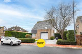 In een aangename en rustige woonwijk van Oostende bevindt zich deze alleenstaande woning die comfort, privacy en een uitstekende ligging perfect combineert. Hier geniet u van een groene, residentiële omgeving, terwijl het stadscentrum, winkels, scholen en het openbaar vervoer vlot bereikbaar zijn.<br /><br />De woning biedt een lichtrijke leefruimte aan de tuinzijde, voorzien van warmtepomp, een functionele keuken met aparte eetplaats en 3 volwaardige slaapkamers, ideaal voor gezinnen of wie extra ruimte wenst. <br /><br />Buiten vindt u een private tuin waar het heerlijk vertoeven is in alle rust — perfect voor ontspanning, spelende kinderen of gezellige momenten met familie en vrienden. De woning beschikt bovendien over een garage en oprit.<br /><br />Bent u op zoek naar een alleenstaande woning in Oostende waar rust, mooie ruimtes en bereikbaarheid hand in hand gaan? <br /><br />Bel ons op het gekende nummer om uw bezoek vast te leggen!