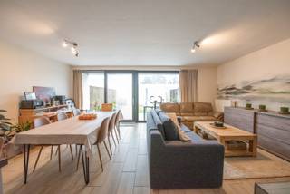 Gelijkvloers appartement met 2 slaapkamers, woonkamer met open keuken (voorzien van alle toestellen), ruime badkamer (douche/dubbele wastafel), berging, west-georiënteerd terras + tuin en inclusief garagebox.<br /><br />Onmiddellijk beschikbaar. <br />Syndickosten: €50/maand.<br /><br />Voor meer info of een bezoek: lisa@immoroba.be