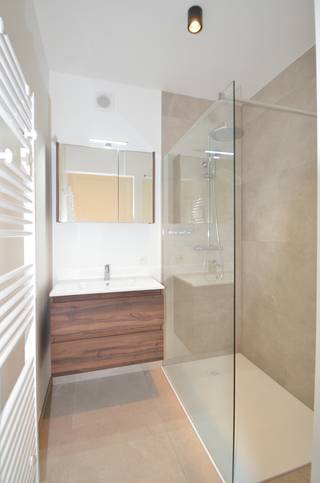 LOKEREN: heel rustig gelegen nieuwbouwappartement in het groen, met uitzicht op een groot, open park - op wandelafstand van de Markt in...