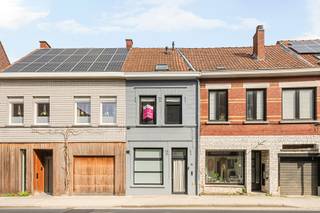 Deze instapklare woning (EPC label C) is gelegen vlakbij het centrum van RoeselareDeze woning is als volgt ingedeeld:Op het gelijkvloers: inkom,...