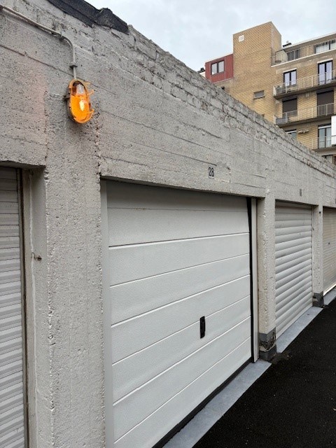 Gesloten garagebox met elektriciteit-verlichting op gelijkvloers complex - foto 5