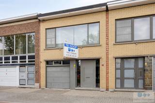 Op een uitstekende locatie nabij centrum Lier, bevindt zich deze ruime bel-etage woning met prachtige tuin en inpandige garage.<br /><br />Deze charmante woning is gelegen op wandelafstand van station Lier alsook het centrum wat maakt dat winkels, scholen en openbaar vervoer makkelijk &amp; snel bereikbaar zijn. Door de centrale ligging is er een vlotte connectie met de ring van Lier dewelke directe verbindingen geeft met omliggende gemeenten.<br /><br />We betreden de woning langs de inkomhal. Vervolgens geeft de nachthal toegang tot de inpandige garage met technische installaties en voorziening wasmachine en droogkast. Verder geniet het gelijkvloers recent vernieuwde badkamer, ruime slaapkamer, kinderkamer en voldoende opbergmogelijkheden.<br /><br />Terug in de inkomhal zorgt de vaste trap voor een connectie met het 1 ste verdiep. Hier treffen we de gezellige, zéér lichtrijke leefruimte, ruime slaapkamer, apart toilet en geïnstalleerde keuken met alle hedendaags comfort. Vanuit de keuken, biedt de trap een connectie met de zonnige tuin. Deze geniet een prachtige pergola en recente zwemvijver. Hier is het heerlijk vertoeven in alle rust en privacy!<br /><br />De woning onderging reeds enkele energetische ingrepen zoals, plaatsing van 20 zonnepanelen met thuisbatterij en nieuwe gasketel (2023). EPC label B - elektriciteit conform!<br /><br />Opzoek naar een instapklare gezinswoning op een kindvriendelijke toplocatie te Lier? Contacteer ons gerust voor een bezoek ter plaatse!