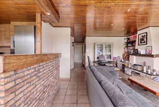 <p><span>Ruime bel-etage met tuin in Deinze<br /><br /></span></p><p><span>Vlak bij het centrum van Deinze vind je deze ruime bel-etagewoning op een perceel van 230 m².</span><span> <br /><br /></span></p><p><span>Met een </span><span>bewoonbare oppervlakte van 146 m²</span><span> biedt deze woning veel ruimte en mogelijkheden. <br />De gelijkvloerse verdieping is momenteel ingericht als extra ontspanningsruimte, maar kan ook dienst doen als praktijk- of bureauruimte.</span></p><p><span> </span></p><p><span>De woning beschikt over een recente condenserende gasketel (2025) en hoofdzakelijk hoogrendementsglas (2024).<br /><br /></span></p><p><span>Indeling:</span></p><ul><li><span>Gelijkvloers: inkomhal, bergplaats, wasplaats/berging, garage met automatische poort</span></li><li><span>1e verdieping: hal met ingebouwde kasten, lichtrijke woonkamer, keuken, badkamer (douche, lavabo), apart toilet, 3 slaapkamers </span></li><li><span>Buiten: oprit, tuin en terras met zicht op groen</span></li></ul><p><span> </span></p><p><span>Informatie:</span></p><ul><li><span>EPC label C | 261 kWh/m² jaar</span></li><li><span>Stedenbouwkundige inlichtingen: Vg - Wg - Gmo - Gvkr - Vv</span></li><li><span>Watertoets: perceelscore A | gebouwscore A</span></li><li><span>Elektriciteit: conform</span></li><li><span>De woning wordt momenteel verhuurd aan 899 euro per maand</span></li><li><span>De genoemde oppervlakte is de bruto-oppervlakte zoals vermeld in het EPC-attest</span></li></ul><p><span> </span></p><p><span> </span></p><p><span>Interesse?</span><span> Contacteer Ellen op 0474 86 04 52 of via ellen@heritagevastgoed.be</span></p><p><span> </span></p><p><span> </span></p>