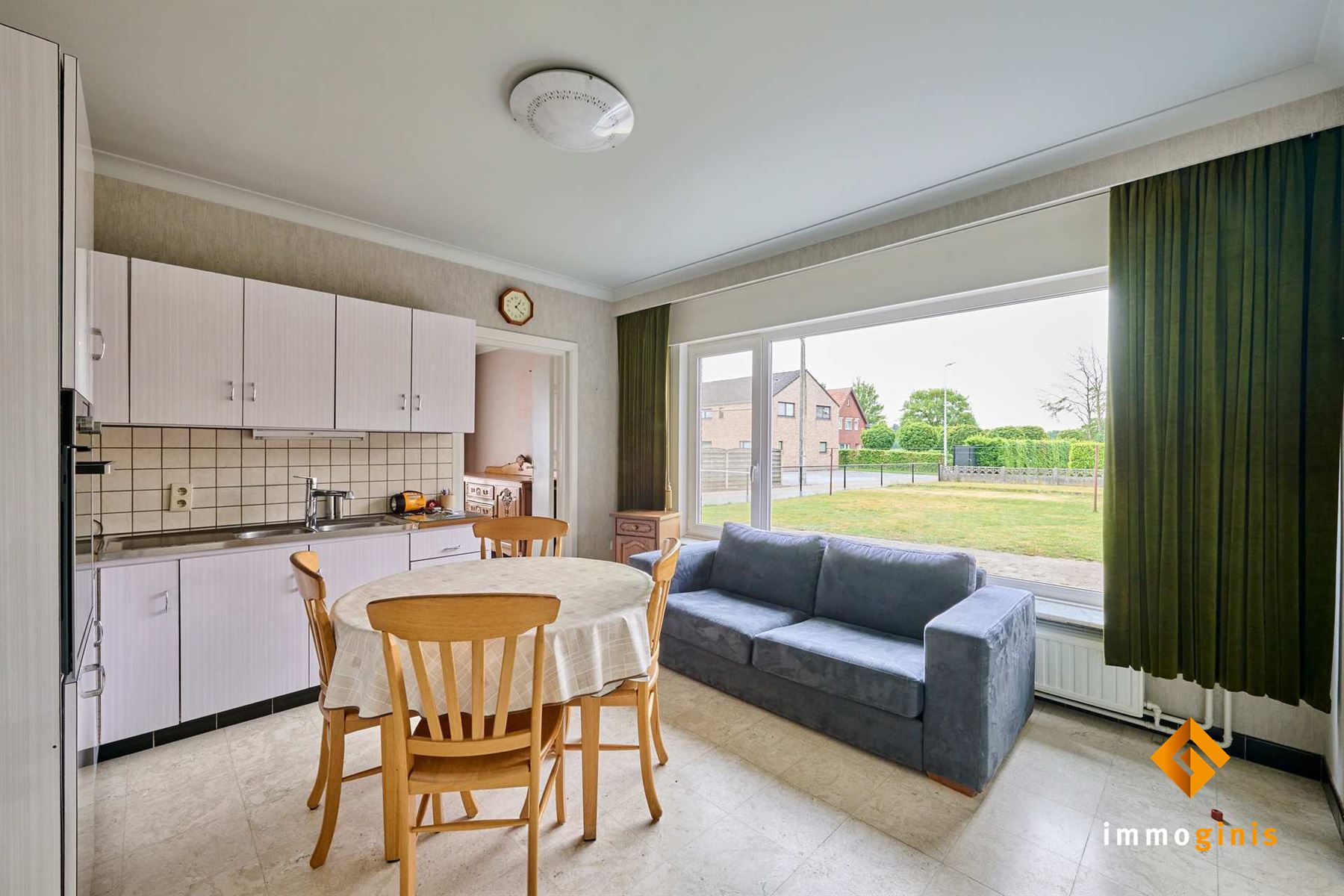Verrassend ruime woning met 3 grote slaapkamers, 2 garages en groen zicht achteraan, op ruim perceel van 10a17ca. - foto 5