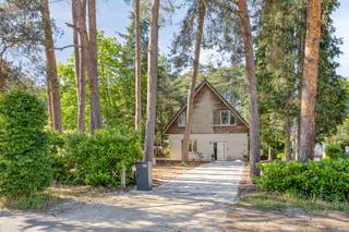 [[ DIT PAND NEEMT DEEL AAN DE ERA OPEN HUIZEN DAG OP 13/6 VAN 9:30 TOT 10:30 ]] 
<p>Te koop: instapklare open bebouwing in een bosrijke en rustige omgeving in Tremelo, met EPC A-label.</p><p> </p><p>Deze moderne woning ligt aan de Guldensporenlaan en biedt een perfecte combinatie van comfort en energiezuinigheid. De groene, landelijke omgeving zorgt voor een serene woonervaring, terwijl de woning zelf volledig instapklaar is. Dankzij het uitstekende EPC A-label geniet je van lage energiekosten en een duurzame leefstijl. Daarnaast werd de woning in 2019 volledig nieuw opgetrokken in ecologische houtskeletbouw en voorzien van kwalitatieve bouwmaterialen waaronder groenbestendige kurkgevel, verdoken hemelafwatering en strak aluminium dakgoten, deze materialen zorgen voor een minimaal aan onderhoud. De ruime tuin vormt een ideale plek om te ontspannen of te genieten van buitenactiviteiten.</p><p> </p><p>Belangrijkste ruimtes:</p><p>• Ruime woonkamer met Truevision gashaard en veel lichtinval</p><p>• Eetkamer aansluitend op de woonkamer en keuken</p><p>• Moderne keuken met dubbele spoelbak, koelkast, combi-ovens/stoomoven, inductiekookplaat, bordenwarmers en ingemaakte kasten</p><p>• Inkomhal met ingemaakte kasten</p><p>• 4 slaapkamers, waarvan één met dressing en ruim terras in Irokohout</p><p>• 2 badkamers: één met inloopdouche, toilet en dubbele marmer wastafel in meubel; één met douche, wellnessbad en dubbele wastafel</p><p>• Zolder voor extra opbergruimte</p><p>• Ruime tuin in groene omgeving</p><p> </p><p>Troeven:</p><p>• Bosrijke en rustige ligging</p><p><span>• Intelligente woning voor verlichting, verwarming en andere zaken</span></p><p>• Energiezuinige woning met EPC A-label</p><p><span></span></p>