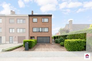 In een rustige, doodlopende straat nabij de vaart en mooie wandelroutes, vinden we deze verrassend ruime bel-etagewoning met maar liefst...