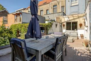 <p>Ontdek deze ruime woning, rustig gelegen in een aangename straat in het centrum van Vilvoorde. De woning is licht op te frissen en biedt dankzij haar royale ruimtes, grote tuin en praktische indeling heel wat mogelijkheden voor wie op zoek is naar een gezinswoning met potentieel.<span></span></p>
<p>Bij het betreden van de woning valt meteen de aangename ruimte en lichtinval op. De woning beschikt over maar liefst drie zeer ruime kamers, waaronder één kamer van ongeveer 30 m². Deze laatste kan, indien gewenst, eenvoudig worden opgesplitst om een vierde slaapkamer te creëren. Hierdoor is de woning bijzonder geschikt voor gezinnen die nood hebben aan extra kamers, maar ook voor wie een bureau, hobbyruimte of dressing wenst.</p>
<p>Verder beschikt de woning over <strong>twee badkamers en maar liefst drie toiletten</strong>, wat zorgt voor extra comfort en functionaliteit. De aanwezigheid van <strong>twee keukens</strong> biedt bovendien interessante mogelijkheden en flexibiliteit bij de verdere inrichting of renovatie van de woning. Het huis beschikt over een zeer goeie EPC-label C.</p>
<p>Een absolute troef is de uitzonderlijk grote tuin van ongeveer <strong>280 m²</strong>. Achteraan de woning geniet u van een aangenaam terras dat een ideale plek vormt om te ontspannen, te genieten van zonnige dagen of gezellig samen te zijn met familie en vrienden. De ruime buitenomgeving is bovendien ideaal voor gezinnen met kinderen of voor liefhebbers van tuinieren.</p>
<p>Ook parkeren vormt hier geen probleem. Achteraan de woning bevindt zich een <strong>afgesloten parkeerplaats waar twee auto's achter elkaar kunnen staan</strong>, een bijzonder praktische troef in het centrum van Vilvoorde.</p>
<p>Dankzij de rustige ligging, de royale woonoppervlaktes en de grote tuin combineert deze woning het beste van twee werelden: rustig wonen met alle voordelen van het stadscentrum binnen handbereik. Winkels, scholen, openbaar vervoer, horeca en andere dagelijkse voorzieningen bevinden zich op korte afstand.</p>
<p>Deze woning biedt een uitstekende basis voor wie bereid is de handen uit de mouwen te steken en een ruime gezinswoning volledig naar eigen smaak te moderniseren. Dankzij de grote kamers, twee keukens, twee badkamers, drie toiletten, ruime tuin en privatieve parkeerplaatsen beschikt de woning alvast over alle ingrediënten voor een bijzonder interessante toekomst.</p>
<p><strong>Een woning met ruimte, potentieel en een uitzonderlijke buitenruimte in het centrum van Vilvoorde. Zeker een bezoek waard!</strong></p>
