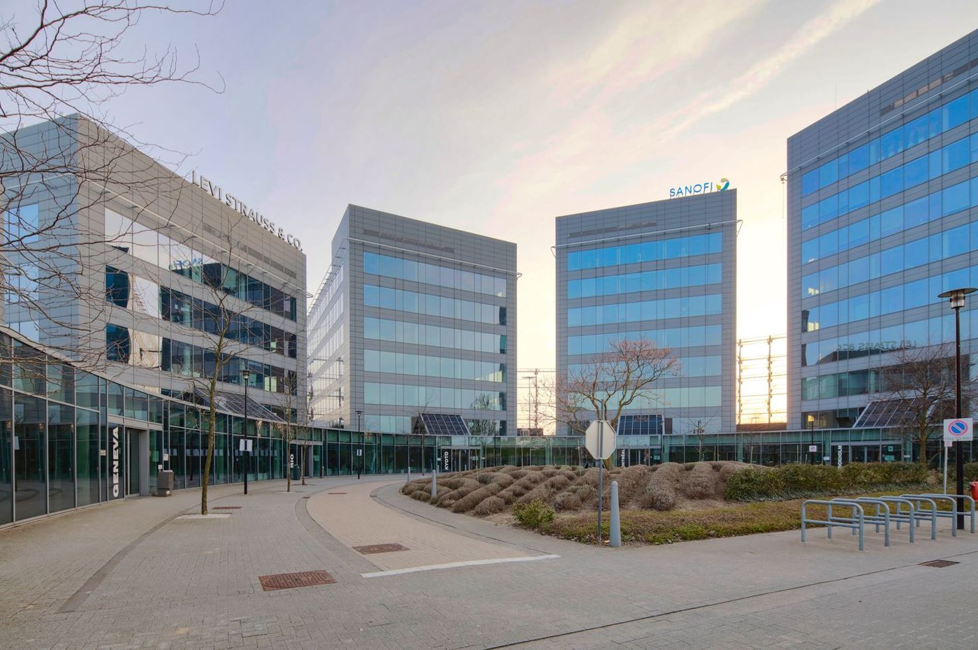 Bureaux de 968 m² à louer - photo 1