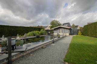 <p><span>Ruime energiezuinige en instapklare woning met 3 à 4 slaapkamers. </span></p><p><span> </span></p><p><span>Gelijkvloers: </span><span><br />Bij binnenkomst via de inkomhal, met gastentoilet, kom je in de lichtrijke woonkamer van 42 m² op keramische tegel. <br />Daarnaast is er een polyvalente ruimte van 34,5 m² die perfect dienst kan doen als bureel of extra slaapkamer.<br />De ingerichte keuken van 16 m² met heteluchtoven, combi-oven, inductiekookplaat, dampkap, vaatwasser (nieuwe van Miele sinds 1 jaar), koelkast en spoelbak sluit aan op de woonkamer. </span></p><p><span>De aangename veranda van 31 m², met pelletkachel en zonneluifel, vormt een extra leefruimte die dankzij de schuifdeuren volledig kan worden geopend voor voeling met de tuin. </span></p><p><span>Verder is er nog de praktische wasplaats/achterinkom met ingemaakte kasten en een inpandige garage van 19 m² met automatische poort. </span></p><p><span> </span></p><p><span>Eerste verdieping: </span><span><br />De bovenverdieping biedt drie ruime slaapkamers, slaapkamer 1 van 20 m² met dressing, en slaapkamer 2 en 3, beide van 14 m². <br />Voorts is er in de nachthal een apart toilet en een stijlvolle badkamer van 11 m², uitgerust met douche, jacuzzi-bad en dubbele lavabo op meubel. </span></p><p><span> </span></p><p><span>Zolder/kelder: </span></p><p><span>Kruipzolder met extra bergruimte en kruipruimte onder de woning (behalve onder de polyvalente ruimte en veranda). </span></p><p><span> </span></p><p><span>Tuin: </span></p><p><span>De onderhoudsvriendelijke tuin beschikt over een terras van 25 m², een tuinhuis en een grote serre, ideaal voor tuinliefhebbers. </span></p><p><span>De vijver, met Koi vissen, kan mits kleine aanpassingen als zwemvijver dienen. </span></p><p><span> </span></p><p><span>Bijzonderheden: </span></p><p><span>BEKIJK DE VIRTUELE RONDLEIDING! </span></p><p><span>Grote slaapkamers, polyvalente ruimte en woonkamer zijn voorzien van airco (met één zuinige unit) met mogelijkheid tot verwarmen ook. </span></p><p><span>Regenwaterput van 10.000 l, aangesloten op toiletten, wasmachine en buitenkraantjes. </span></p><p><span>Nieuwe CV-ketel van januari 2025. </span></p><p><span>Zonnepanelen 24 stuks met nog 6 jaar certificaten. </span></p><p><span>Rolluiken/vliegenramen. </span></p><p><span> </span></p><p><span>Stedenbouwkundige inlichtingen: Vergunning aanwezig, verkavelingsvergunning, geen voorkooprecht, geen maatschappelijke herstelmaatregel opgelegd, woongebied. </span></p>