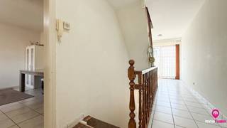 Bij ImmoFusion 7/7 “open huis” : klik op onze 3D-TOUR.<br />Ervaar vastgoed alsof je er zelf doorloopt!<br /><br />Welkom in dit verrassend ruime duplex appartement gelegen aan de Edward Staintonstraat 11/11. Met een bewoonbare oppervlakte van maar liefst 184m² biedt deze eigendom een zee aan ruimte en comfort, ideaal voor gezinnen of wie graag ruim woont. Dankzij de praktische indeling en aangename lichtinval voelt u zich hier meteen thuis.<br /><br />Via de trap bereikt u de inkomhal, die het centrale punt vormt van de woning. Recht voor u bevindt zich de badkamer, uitgerust met een moderne inloopdouche, toilet en alle nodige voorzieningen. Aan de rechterzijde treft u de ruime keuken, voorzien van alle essentiële toestellen en voldoende werk- en opbergruimte, een fijne plek voor kookliefhebbers.<br /><br />Aan de linkerzijde van de inkomhal bevindt zich de lichtrijke en bijzonder ruime leefruimte, waar u moeiteloos een gezellige zithoek, eettafel en extra kasten kunt plaatsen. Deze open leefomgeving leent zich perfect voor gezellige momenten met familie en vrienden.<br /><br />Naast de leefruimte vindt u de eerste volwaardige slaapkamer, ruim en comfortabel ingericht. Via de trap bereikt u de bovenverdieping, waar zich nog twee slaapkamers bevinden. Eén slaapkamer is bijzonder ruim, terwijl de andere kamer eveneens perfect dienst kan doen als volwaardige slaapkamer, bureau of hobbyruimte.<br /><br />Het appartement beschikt bovendien over een aangename tuin met tuinhuisje, een zeldzame troef voor een appartement waar u in alle rust kunt genieten van het buitenleven. Daarnaast is er een praktische oprit aanwezig.<br /><br />De woning is voorzien van dubbele beglazing en wordt verwarmd via een gas cv-ketel. Met een EPC-label C is dit appartement bovendien instapklaar zonder renovatieverplichtingen.<br /><br />De ligging is een absolute meerwaarde: vlakbij de cité van Heusden, met tal van winkels, restaurants en cafés op wandelafstand. U geniet hier van een levendige omgeving met alle voorzieningen binnen handbereik.<br /><br />Pluspunten:<br />- Zeer ruime bewoonbare oppervlakte (184m²)<br />- 3 ruime slaapkamers<br />- Instapklaar (EPC label C)<br />- Gezellige tuin met tuinhuis<br />- Praktische indeling met veel lichtinval<br />- Centrale ligging nabij winkels, horeca en voorzieningen<br /><br /><span>Maatregelen opgenomen in het Maatregelenregister: nee</span><br /><br />Voor een bezichtiging ter plaatse of meer informatie, contacteer ons vandaag nog!