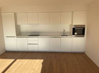 <p>Dit appartement is gelegen op de 5e verdieping van 'De Scheldevleugel'</p><p>Het appartement is als volgt ingedeeld: inkomhal met gastentoilet, een living met parketvloer, een open keuken voorzien van alle comfort, een terras met mooi vergezicht, <br />2 slaapkamers en een badkamer met bad/douche.</p><p>Kosten 180€ (gemeenschappelijke lasten, verwarming, water, verzekering, belastingen en beheerskosten).<br />Er zal ook €50,00 verhuisvergoeding aangerekend worden aan de huurder.</p><p>Interesse? vraag uw bezoek aan via onze website www.immodhondt.be</p><p>Opmerking: Omdat je financieel comfortabel zou kunnen huren vragen we u volgende basisregel te hanteren : huurprijs x 3 = inkomsten</p>
