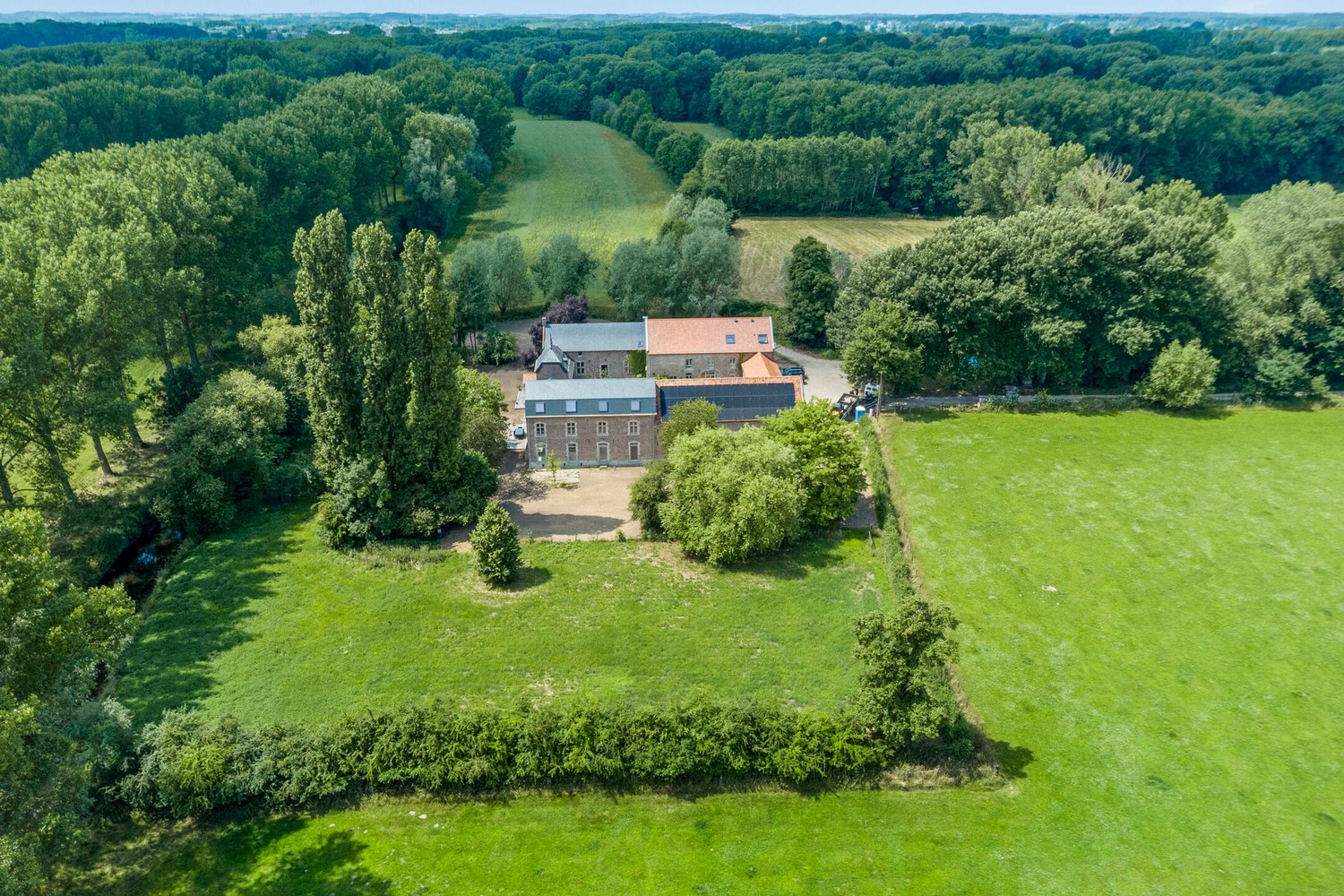 Uitzonderlijke woning midden in het groen - foto 1